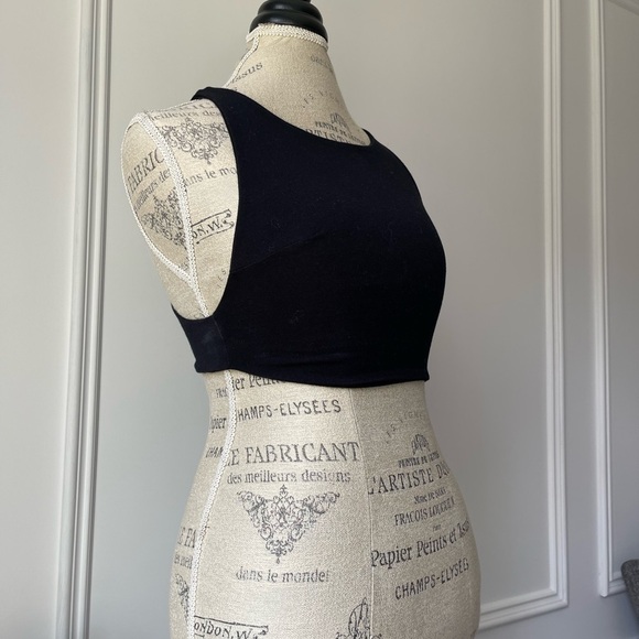 Black Sleeveless Crop Top - Picture 3 of 6